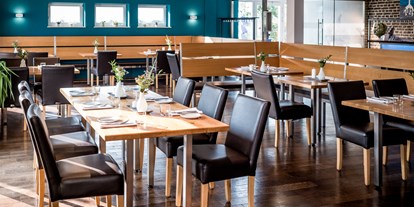 Essen-gehen - Sitzplätze im Freien - PLZ 47802 (Deutschland) - vorderer Restaurantbereich mit offener Küche - Restaurant Landwirtschaft