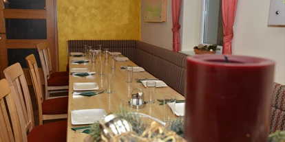 Essen-gehen - Sitzplätze im Freien - Apfelsbach - Abgetrennter Essbereich für bis zu 40Personen - perfekt für Weihnachtsfeiern - Dorfstüberl Hoamatgfühl