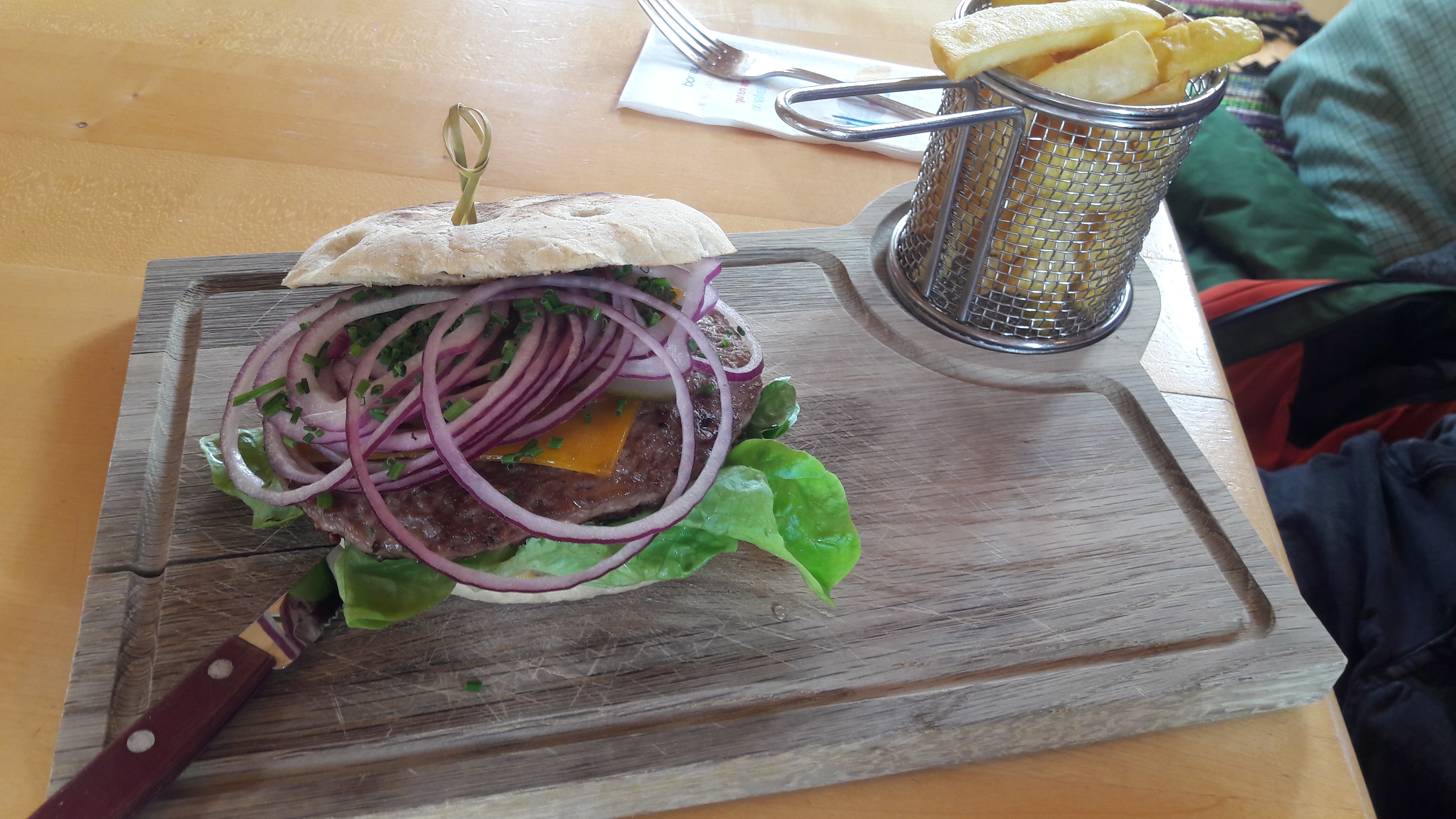 Restaurant - Es gibt auch verschiedenste Burger - AlpenStub'n Loser Maut AlpenTenn