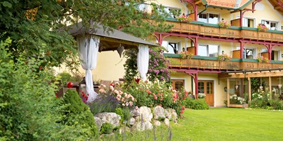 Essen-gehen - grüner Gastgarten - Baierdorf (Schöder) - Hotel Rosenhof Murau **** Fam. Ferner