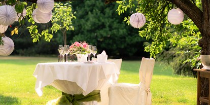Essen-gehen - Gerichte: Gegrilltes - Niklasdorf - Romantischer Tisch im Garten - Brücklwirt