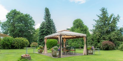 Essen-gehen - grüner Gastgarten - Hochsteiermark - Pavillon im Garten - Brücklwirt