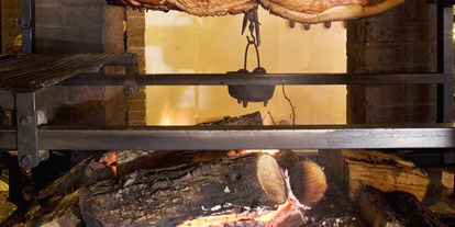 Essen-gehen - Art der Küche: deutsch - Niedersachsen - Burgunderschinken "Spanferkel" vom Jungschwein über dem offenen Feuer zubereitet und serviert. Auch immer beim Brunch-Büfett erhältlich. - Rauchkate Beverstedt