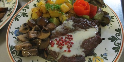 Essen-gehen - grüner Gastgarten - Niedersachsen - Leckerer Steakteller mit frischen Beilagen.  - Rauchkate Beverstedt