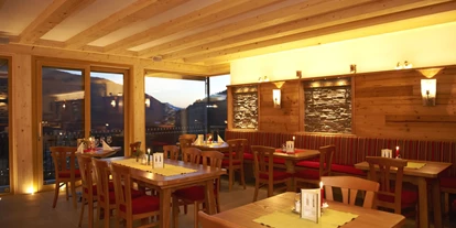 Essen-gehen - Art der Küche: amerikanisch - Höggen - Speiseraum mit Panoramablick ins Tal auf den Ort Filzmoos  - Panoramarestaurant Reithof