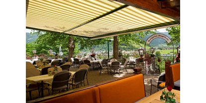 Essen-gehen - Gerichte: Fisch - Höggen - Der Stegerbräu Gastgarten unter 3 Linden, mit Blick auf die Radstädter Tauern - Restaurant Stegerbräu - Radstadt