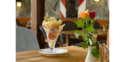 Essen-gehen - Buffet: Salatbuffet - Höggen - Eisliebhaber wählen ihren Lieblings-Eisbecher aus der Eiskarte - Restaurant Stegerbräu - Radstadt