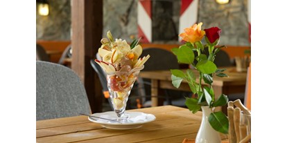 Essen-gehen - Ambiente: traditionell - Filzmoos (Filzmoos) - Eisliebhaber wählen ihren Lieblings-Eisbecher aus der Eiskarte - Restaurant Stegerbräu - Radstadt