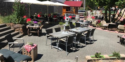 Essen-gehen - Sitzplätze im Freien - PLZ 67593 (Deutschland) - Außenbereich  - Tacheles Landrestaurant und Gästehaus Schmitt
