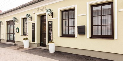 Essen-gehen - grüner Gastgarten - PLZ 2245 (Österreich) - KRAFT Gasthaus & Catering