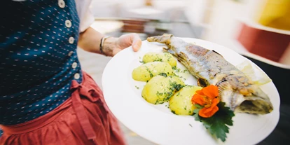 Essen-gehen - Gerichte: Fisch - Weißpriach - Frische Saiblinge "Müllerin Art", gebacken oder blau. - Gasthof Weitgasser