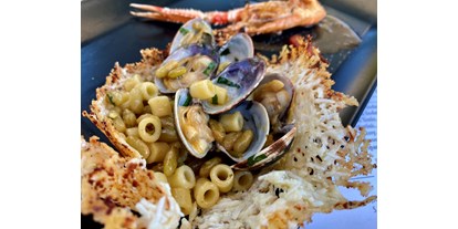 Essen-gehen - Gerichte: Meeresfrüchte - Ruhrgebiet - Pasta e fagioli mit Vongole im Parmesankorb und Kaisergranat - Trattoria Da Giulia