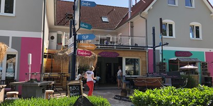 Essen-gehen - grüner Gastgarten - PLZ 18230 (Deutschland) - Außenansicht - Restaurant feels EssBar