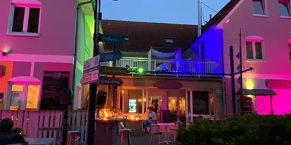 Essen-gehen - Ostseeküste - Außenansicht Nacht - Restaurant feels EssBar