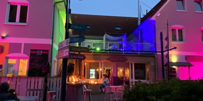 Essen-gehen - Art der Küche: international - PLZ 18225 (Deutschland) - Außenansicht Nacht - Restaurant feels EssBar