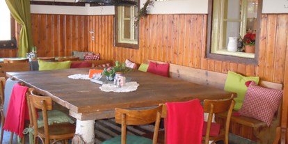 Essen-gehen - Sitzplätze im Freien - Vorderbruck - Schutzhaus Waxeneck