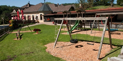 Essen-gehen - grüner Gastgarten - Höll (Aspangberg-St. Peter) - Unser Spielplatz bietet genug Platz für unsere jungen Gäste. - Gasthaus Buchegger