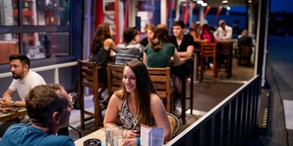 Essen-gehen - Sitzplätze im Freien - Ehrenhöbarten - Sonnenterrasse (Raucherbereich)
ganzjährig - Cafe-Restaurant PIPELINE
