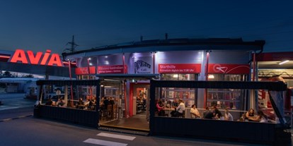Essen-gehen - Sitzplätze im Freien - Ehrenhöbarten - Abendstimmung auf der Terrasse - Cafe-Restaurant PIPELINE