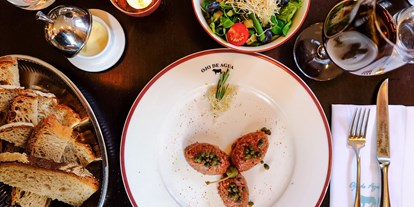 Essen-gehen - Art der Küche: südamerikanisch - Hessen Süd - Unser handgeschnittenes Tatar mit Salat - OJO DE AGUA Frankfurt