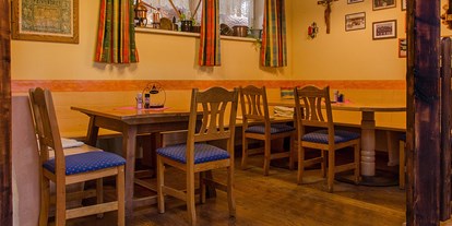Essen-gehen - Katztal - Unser "gemütliches Eck" mit den beiden Stammtischen bietet für 15 Gäste Platz. - Wirtshaus "Zum Onkel Heli"