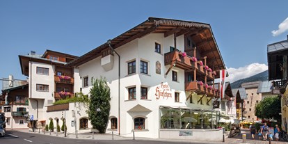 Essen-gehen - Sitzplätze im Freien - Maishofen - Außenansicht - Hotel - Restaurant zum Hirschen