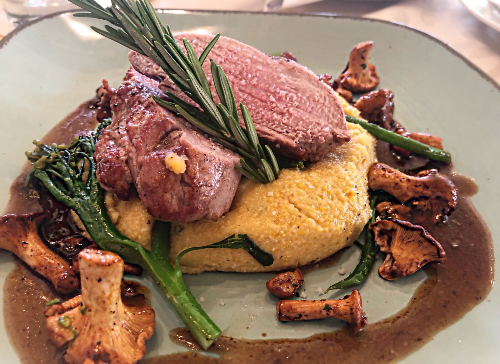 Restaurant - Rosa gebratenes Schweinefilet auf frischgerührter Rosmarinpolenta mit wildem Brokkoli & Eierschwammerl - Gasthaus Saalachstubn