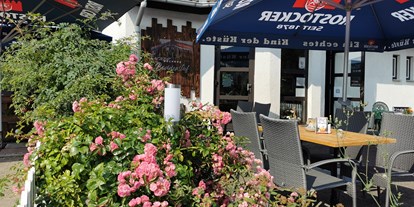 Essen-gehen - Sitzplätze im Freien - Mecklenburg-Vorpommern - Das Restaurant von Außen  - Restaurant und Café Beckers Boddenstuf 