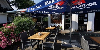 Essen-gehen - Preisniveau: €€ - Wieck - Außenbereich - Restaurant und Café Beckers Boddenstuf 