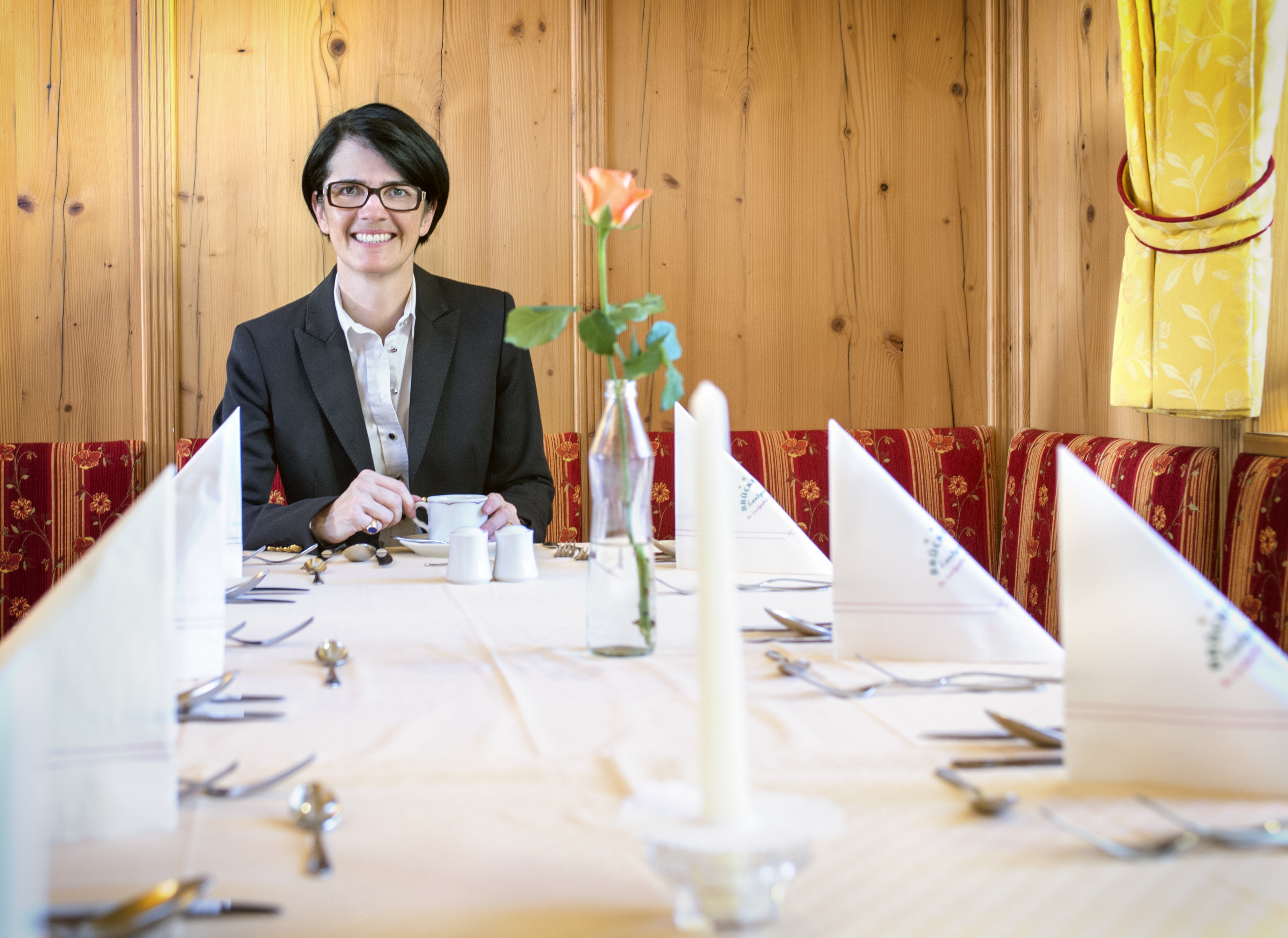 Restaurant - Wirtin am gedeckten Tisch im Brückenwirt - Brückenwirt