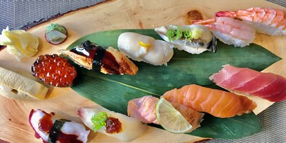 Essen-gehen - Nigiri Sushi Mit Jakobsmuschel, Gegrilltem Aal, Rogen, Flambiertem Lachs, Makrele, Oktopus, Dorade, Lachs, Thunfisch, und Garnele, dazu ein japanisches Omelette - Sushi Bistro Byakko