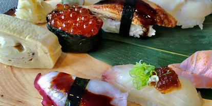Essen-gehen - Gerichte: Sushi - Nigiri Sushi Mit Jakobsmuschel, Gegrilltem Aal, Rogen, Flambiertem Lachs, Makrele, Oktopus, Dorade, Lachs, Thunfisch, und Garnele, dazu ein japanisches Omelette - Sushi Bistro Byakko