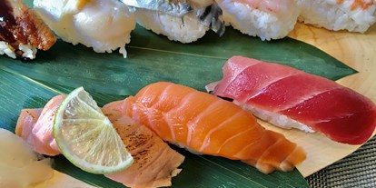 Essen-gehen - Nigiri Sushi Mit Jakobsmuschel, Gegrilltem Aal, Rogen, Flambiertem Lachs, Makrele, Oktopus, Dorade, Lachs, Thunfisch, und Garnele, dazu ein japanisches Omelette - Sushi Bistro Byakko