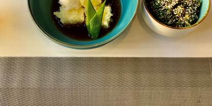 Essen-gehen - Gerichte: Sushi - Agedashi Frittierter Tofu in Fischbouillon mit geriebenem Rettich und Ingwer, Gomaae Spinat mit Karotten, Sesam und Rucola Vorspeise mit feinem Aroma - Sushi Bistro Byakko