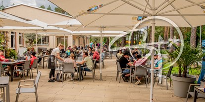 Essen-gehen - Sitzplätze im Freien - Elsterheide - Sonnenterasse im Familienpark - Seestern Restaurant Senftenberg