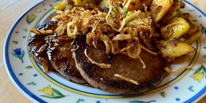 Essen-gehen - Art der Küche: deutsch - Schwarzwald - Die berühmte Bratwurst in Scheiben, ein Klassiker im Strauß - Gasthaus zum Strauß