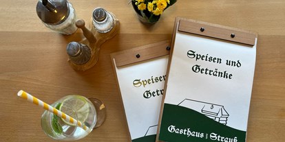 Essen-gehen - Spielplatz - Baden-Württemberg - Selbstgemachte Holunderlimo und Speisekarten vom Strauß - Gasthaus zum Strauß
