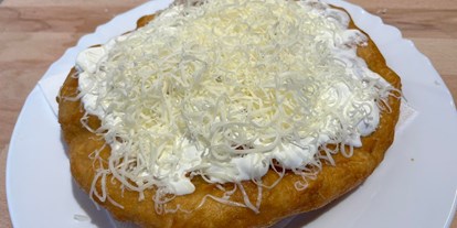 Essen-gehen - Art der Küche: ungarisch - Langosch mit Käse und Schmand - Boheme Bistro und Ungarischer Shop