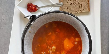 Essen-gehen - Art der Küche: ungarisch - PLZ 72401 (Deutschland) - Ungarische Gulasch Suppe - Boheme Bistro und Ungarischer Shop