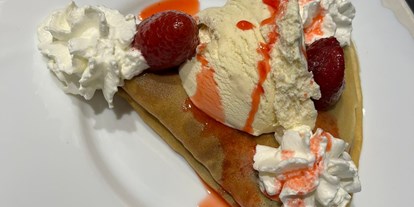 Essen-gehen - Gerichte: Fisch - Baden-Württemberg - Aphrodite- Riese Pfannkuchen gefüllt mit Nutella und Erdbeeren, Serviert mit Vanilleeis und Schlagsahne - Boheme Bistro und Ungarischer Shop