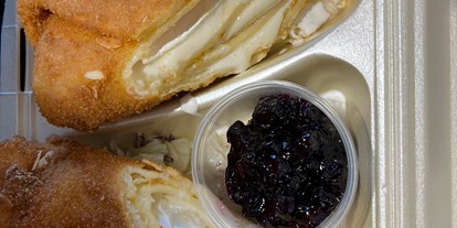 Essen-gehen - Sitzplätze im Freien - Camembert- panierte Riese Pfannkuchen gefüllt mit Camembert in Mandelkruste mit Blaubeersauce und Frischer Salat - Boheme Bistro und Ungarischer Shop