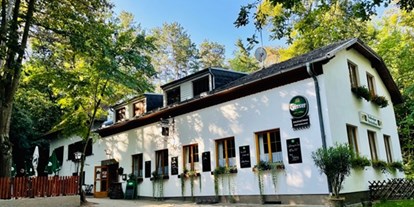 Essen-gehen - grüner Gastgarten - Siebenhirten (Mistelbach) - Waldgasthaus Martinsklause