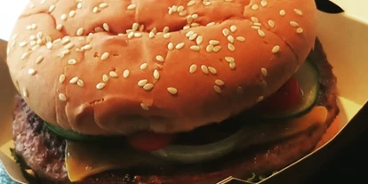 Essen-gehen - Preisniveau: € - PLZ 45145 (Deutschland) - XL Cheeseburger mit echtem Cheddar und 180Gr Rind - Steffi's Pausenbox 