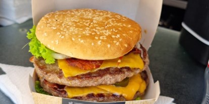 Essen-gehen - Gerichte: Burger - PLZ 45472 (Deutschland) - Der Steiger
Satte 360 Gramm Rind, doppel Cheddar und doppel Bacon - Steffi's Pausenbox 