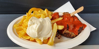 Essen-gehen - Art der Küche: deutsch - PLZ 44795 (Deutschland) - Curryfrikadelle Pommes Majo - Steffi's Pausenbox 