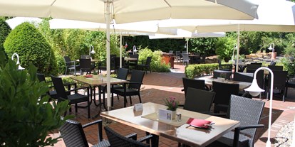 Essen-gehen - Mahlzeiten: Mittagessen - PLZ 34121 (Deutschland) - große Gartenterrasse mit Gastronomie - Restaurants "Libelle" & "blaue Ente" im Waldhotel Schäferberg
