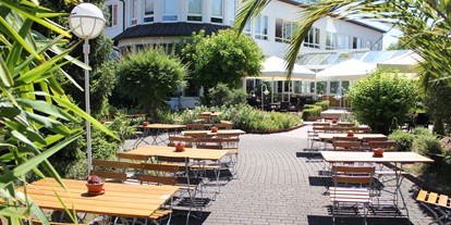 Essen-gehen - grüner Gastgarten - Kassel - große Gartenterrasse mit Gastronomie - Restaurants "Libelle" & "blaue Ente" im Waldhotel Schäferberg