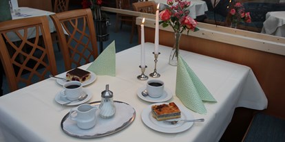 Essen-gehen - Preisniveau: €€ - Hessen Nord - Täglich Kaffee und hausgebackener Blechkuchen - Restaurants "Libelle" & "blaue Ente" im Waldhotel Schäferberg