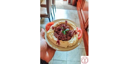 Essen-gehen - zum Mitnehmen - PLZ 5023 (Österreich) - Hummus mit Rindfleisch - Eleven Eleven Restaurant & Tagesbar - Salzburg