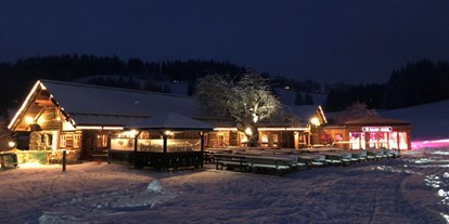 Essen-gehen - grüner Gastgarten - PLZ 5552 (Österreich) - Arlhofhütte Aussenaufnahme Abend - Arlhofhütte